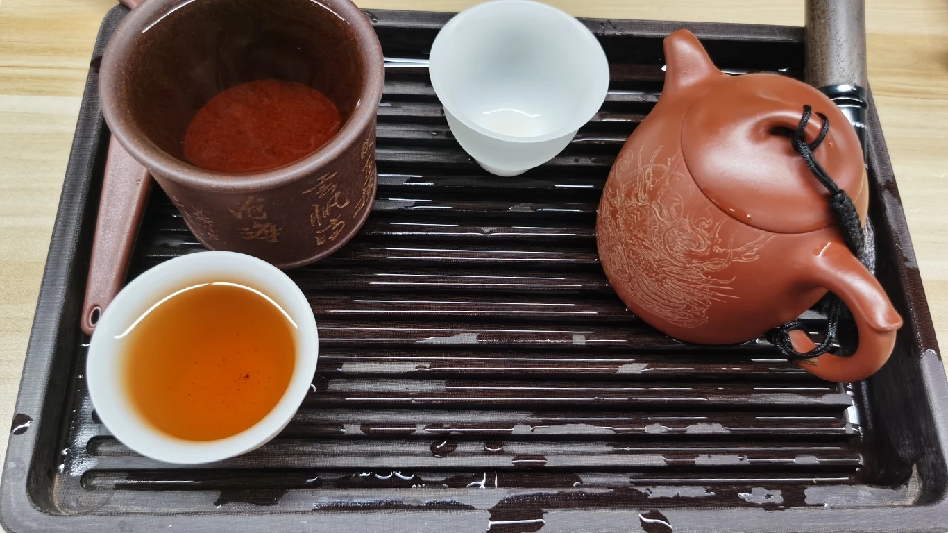 紫砂壶，茶杯和茶盘